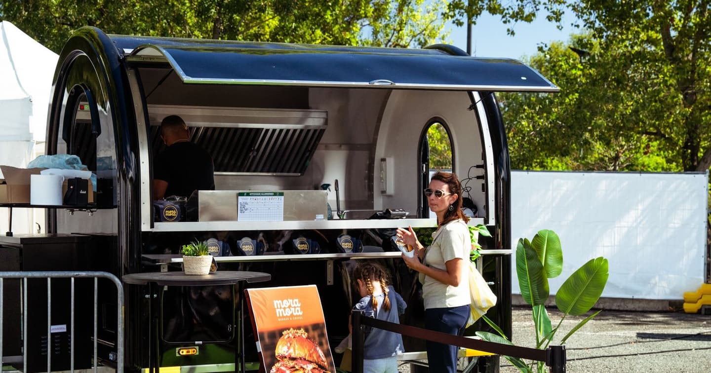 Remolque food truck de Food Truck Store a pleno rendimiento