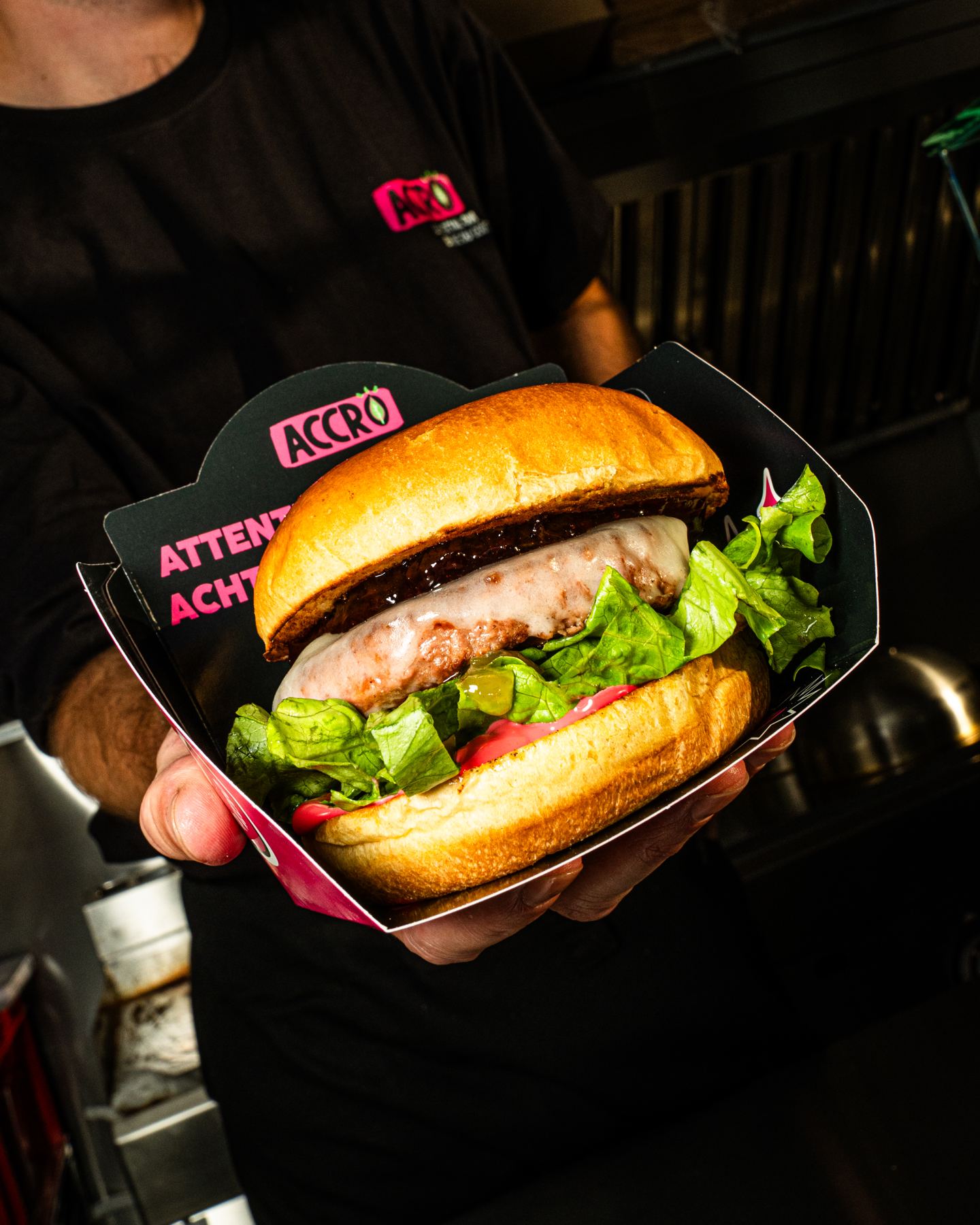 Hamburguesa casera servida por el food truck Accro