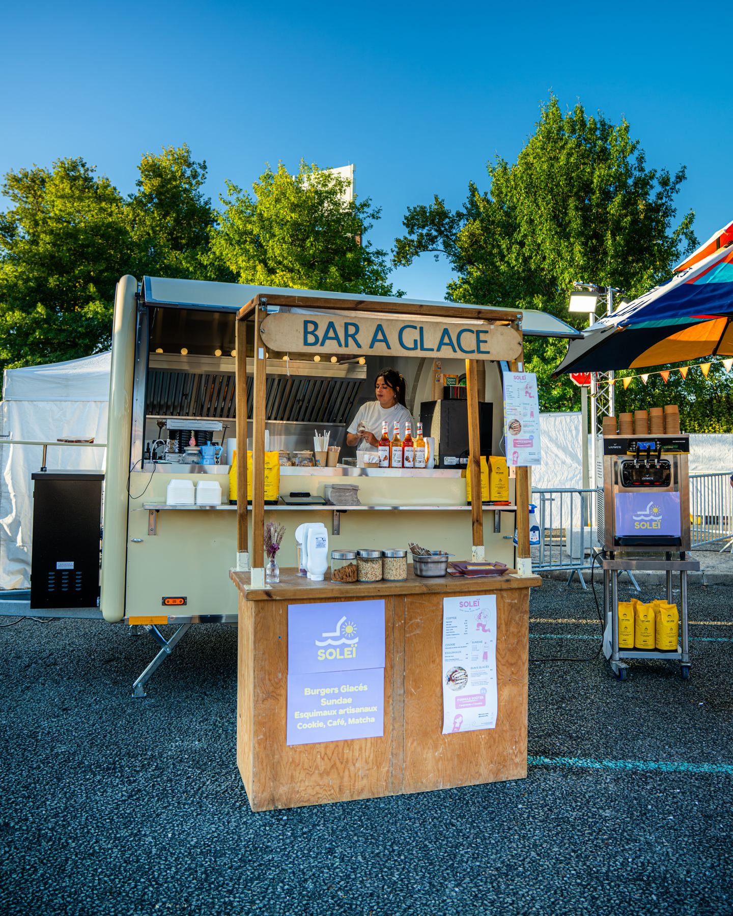 Food truck de helados: remolque de helados Frost beige «Bar à glace» en servicio