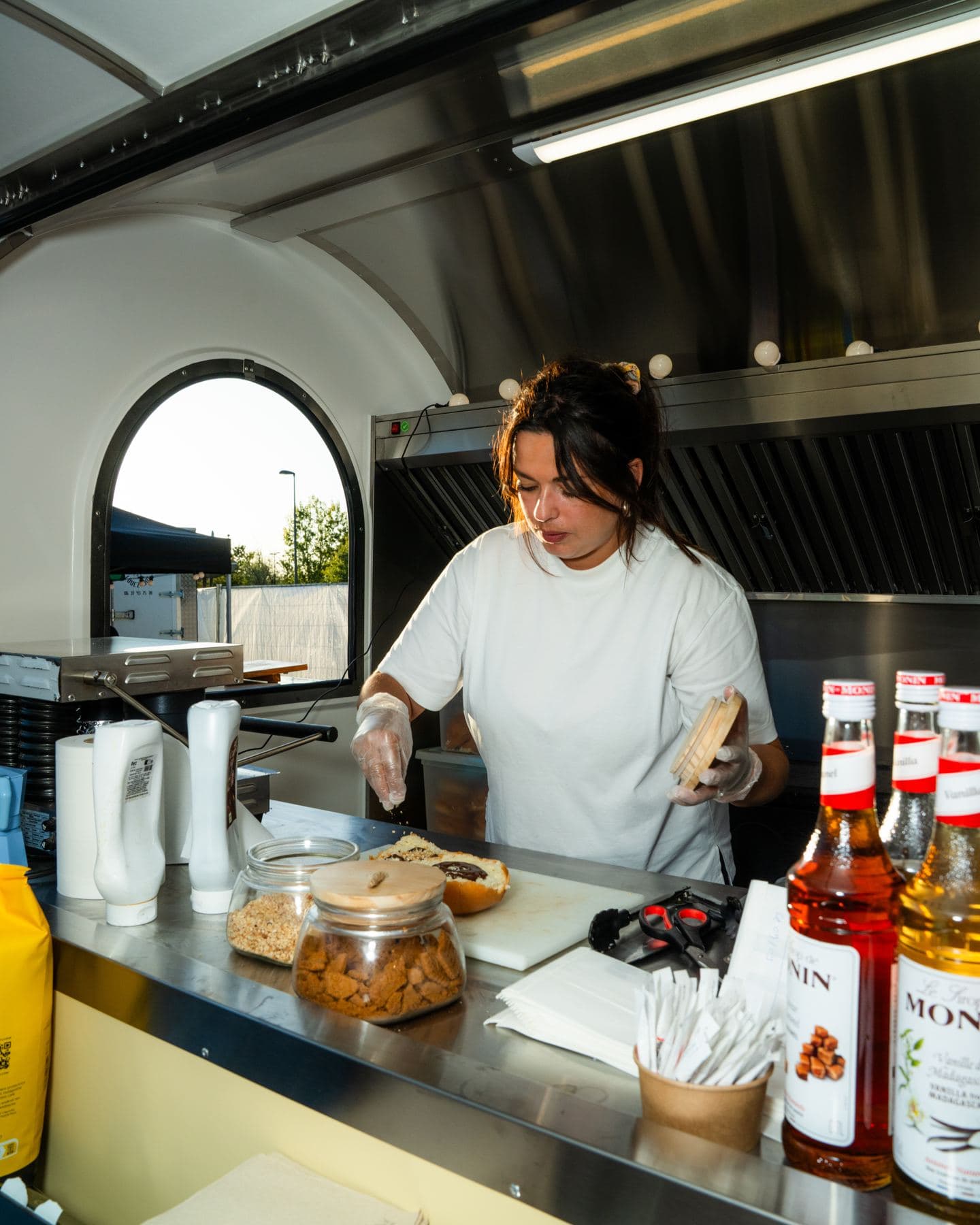 Preparación en la cocina de un remolque food truck
