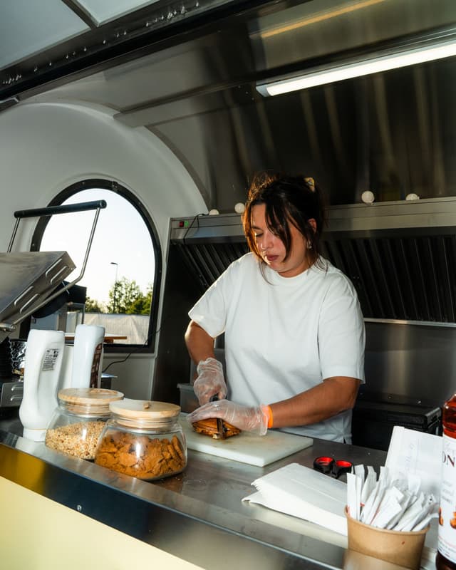 Corte sobre la encimera de acero inoxidable de un remolque food truck