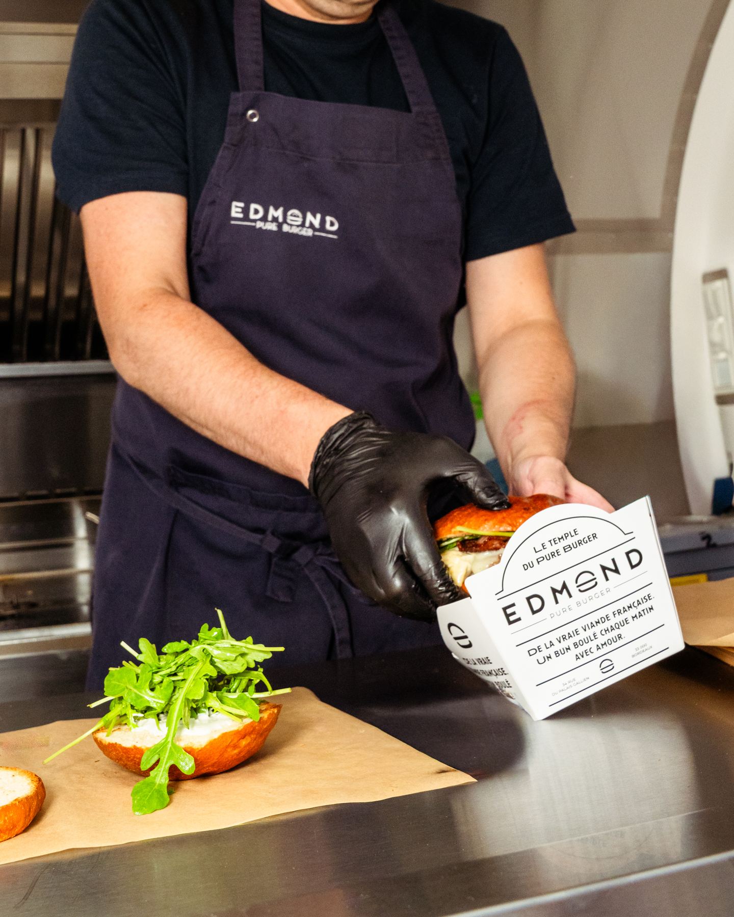 Preparación de una hamburguesa en la cocina de un food truck