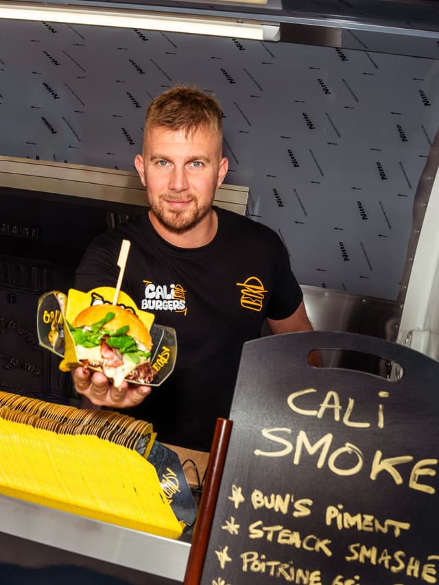 Hamburguesa de food truck: la hamburguesa casera de Cali Smoke