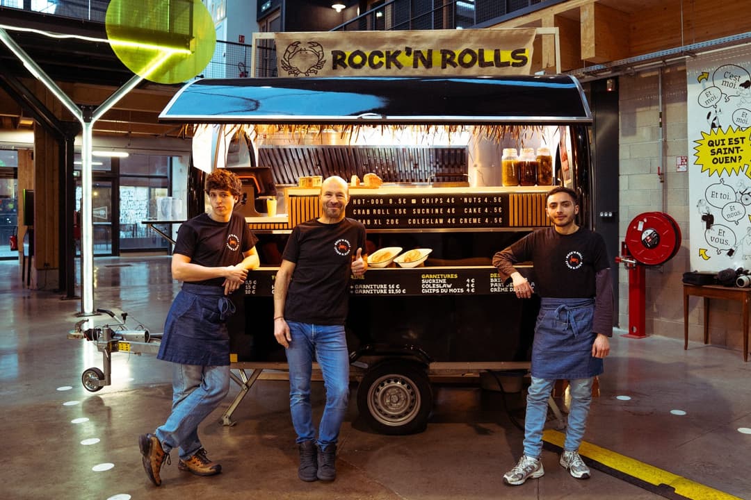 Montar un food truck: el equipo de Rock’n Rolls delante de su remolque, en un mercado gastronómico