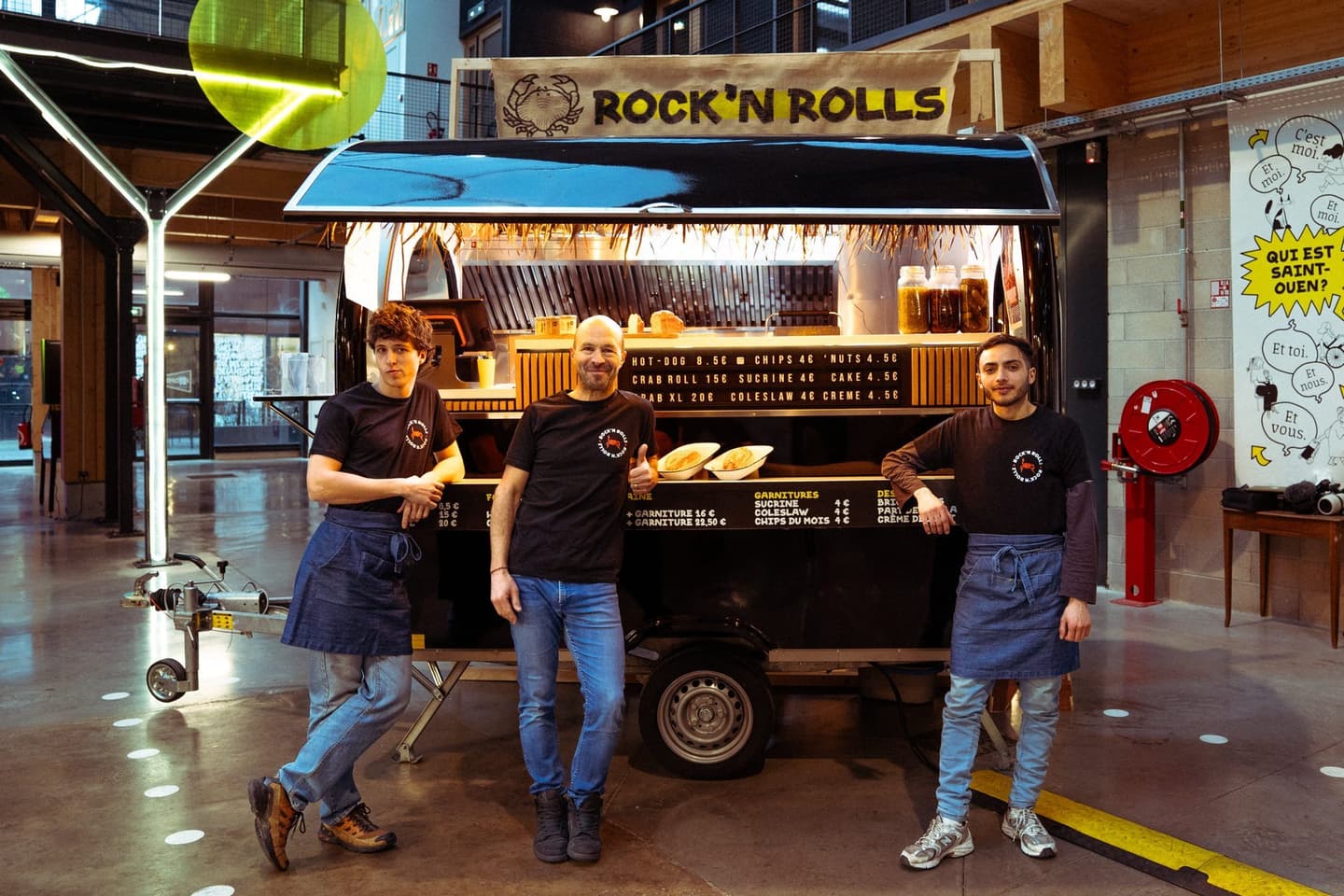 Montar un food truck: el equipo de Rock’n Rolls delante de su remolque, en un mercado gastronómico