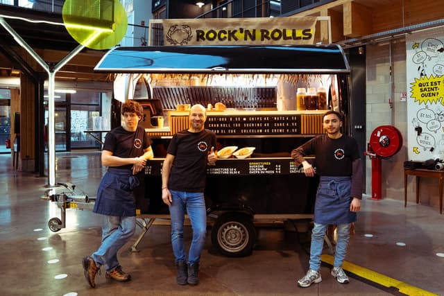 Montar un food truck: el equipo de Rock’n Rolls delante de su remolque, en un mercado gastronómico