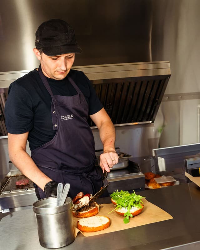 Plancha de food truck: hamburguesas en la plancha de un remolque food truck