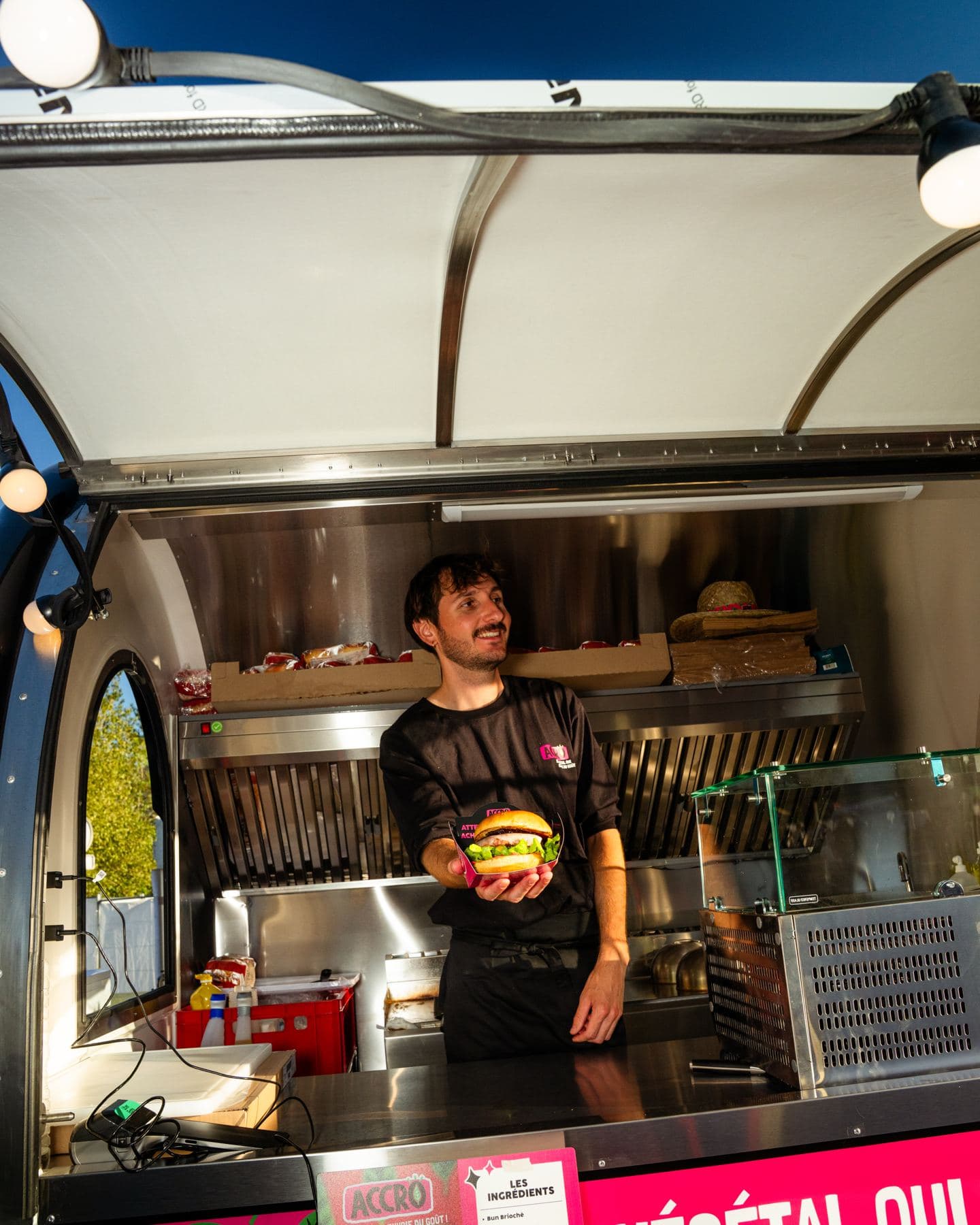 Servicio en el mostrador de un remolque food truck