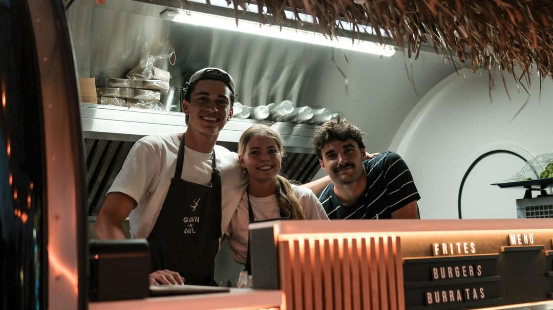 Un equipo trabajando en un remolque food truck