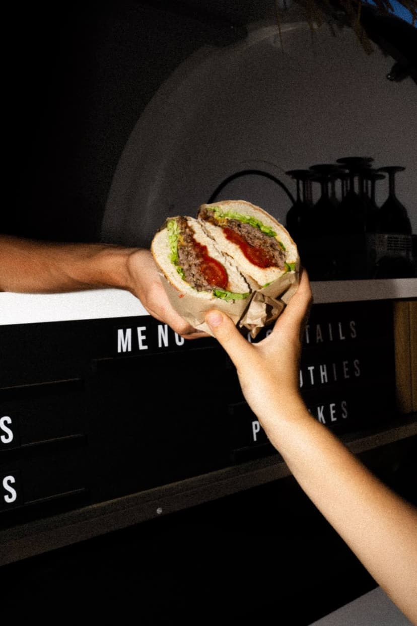Hamburguesa servida por el food truck Twin Fin
