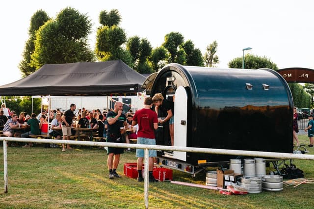 Food truck en una fiesta nocturna, con clientes delante del remolque