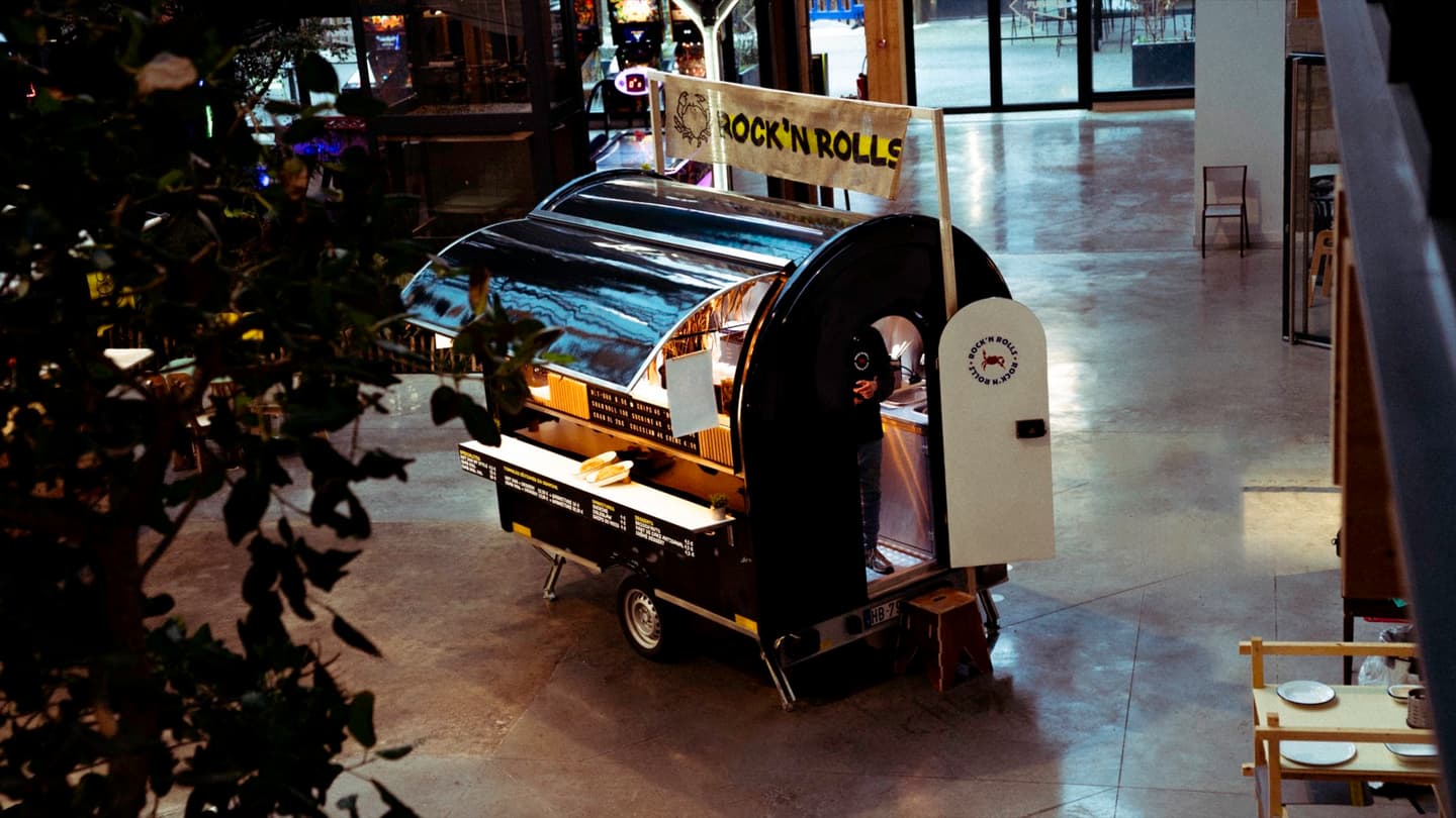El remolque food truck Chef+ BOLD de Rock’n Rolls en un mercado gastronómico, visto desde arriba