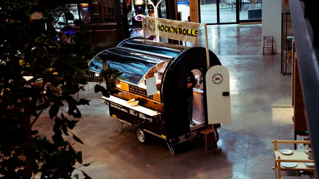 El remolque food truck Chef+ BOLD de Rock’n Rolls en un mercado gastronómico, visto desde arriba