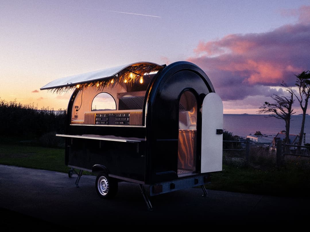 Remolque food truck al atardecer