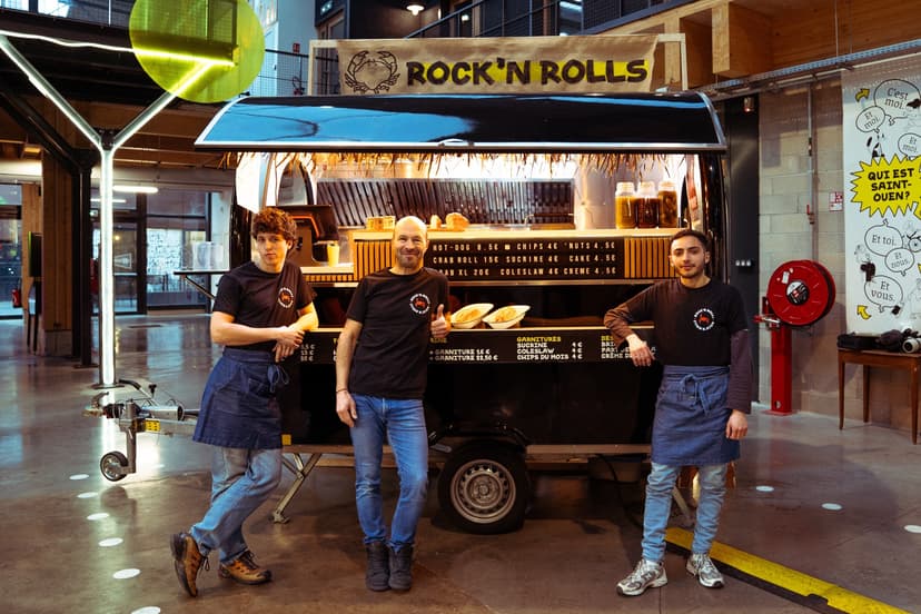 Montar un food truck: el equipo de Rock’n Rolls delante de su remolque, en un mercado gastronómico
